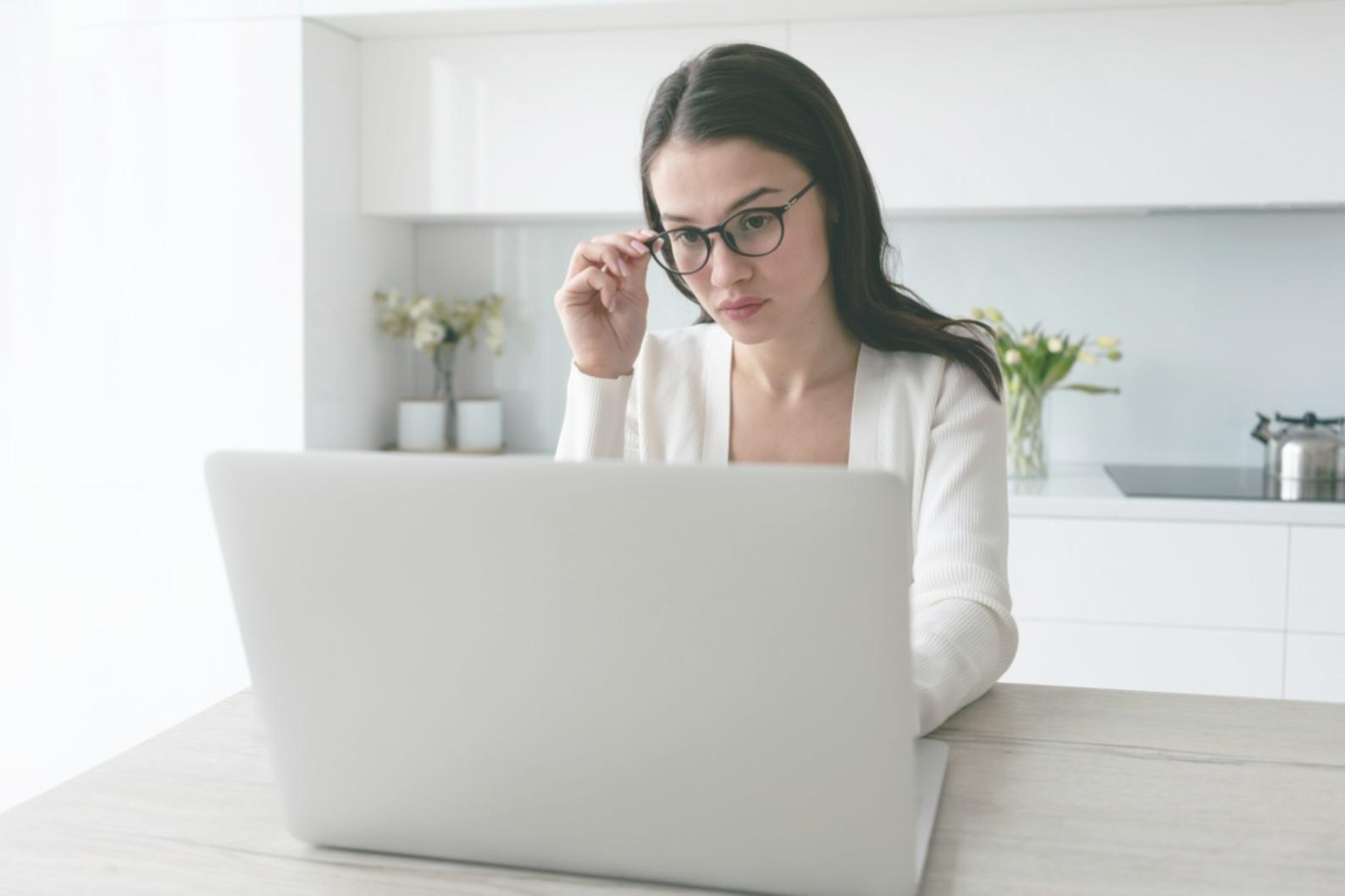 Profesional presentando técnicas de ventas modernas